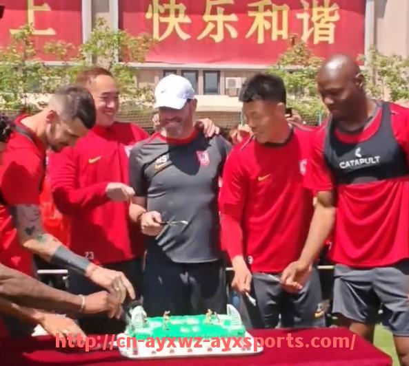 爱游戏体育-休斯顿火箭队历届阵容名单与变迁分析